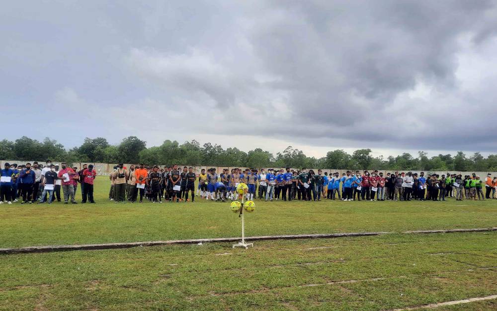 Kesebelasan yang akan berlaga dalam Open Turnamen Sepak Bola Bupati Cup XV 2021, mengikuti upacara pembukaan di Stadion Sport Center Pangkalan Bun.