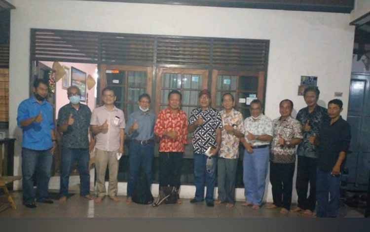 Pengurus Caretaker I DPD GAMKI Kalteng bersama para Senior GAMKI seusai melaksanakan pertemuan