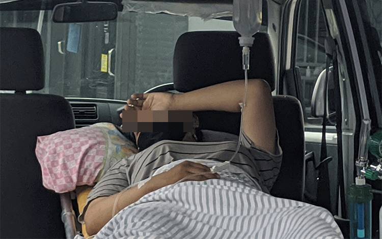Pelaku pembuangan yang juga ibu bayi saat dirawat di dalam ambulan, sebelum dibawa ke Puskesmas Baamang.