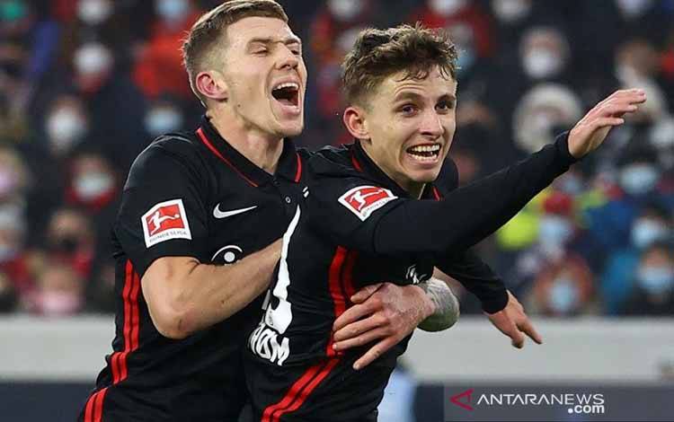 Gelandang serang Eintracht Frankfurt Jesper Lindstrom (kanan) melakukan selebrasi bersama Kristijan Jakic selepas mencetak gol ke gawang SC Freiburg dalam lanjutan Liga Jerman di Stadion Europa-Park, Freiburg, Jerman, Minggu (21/11/2021) waktu setempat