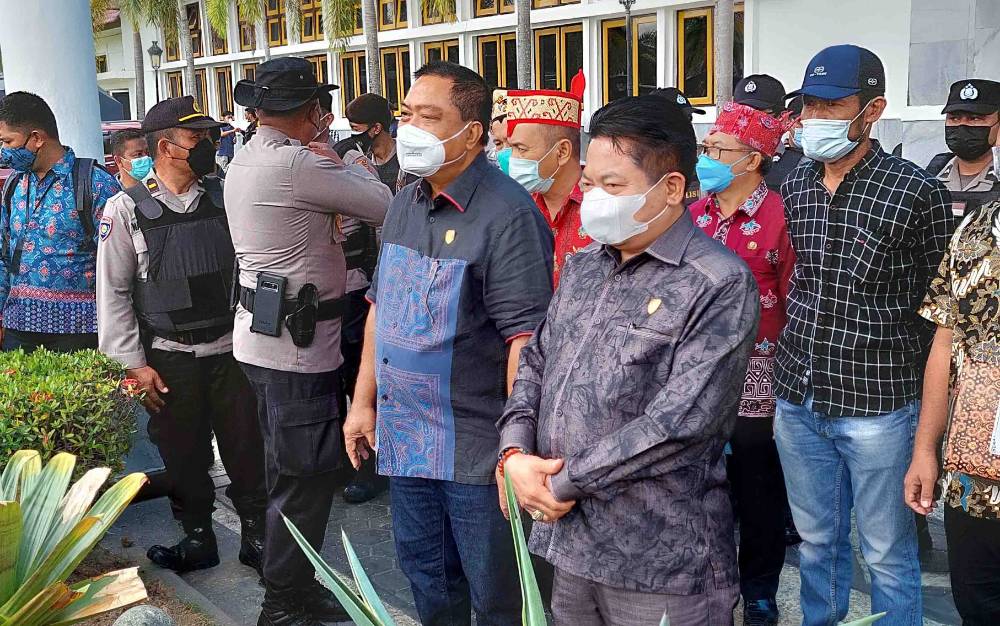 Ketua DPRD Kalteng, Wiyatno saat menemui massa aliansi masyarakat Kabupaten Gumas ketika menyampaikan aspirasi di gedung dewan, Kamis, 16 Desember 2021.