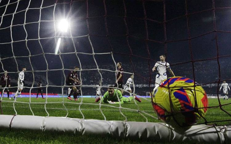 Pemain Inter Milan Lautaro Martinez menyarangkan gol keempat timnya ketika membantai Salernitana 5-0 di Stadio Arechi, Salerno, Italia, pada 17 Desember 2021. (REUTERS/CIRO DE LUCA)