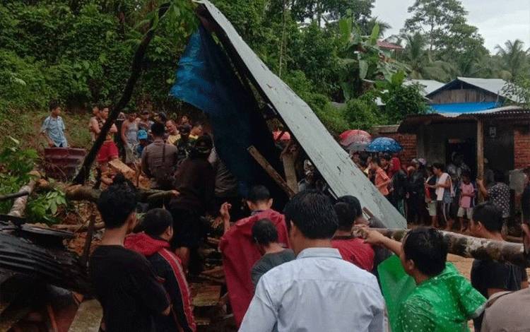 Rumah warga yang tertimbun longsor di Gunungsitoli. (ANTARA/Irwanto)