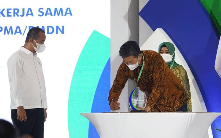 Menteri Investasi/Kepala BKPM Bahlil Lahadalia (kiri) menyaksikan penandatanganan Komitmen Kerja Sama dalam Program Kolaborasi PMA/PMDN dengan UMKM di Nusa Dua, Bali, Sabtu (18/12/2021). ANTARA/HO-Kementerian Investasi/BKPM