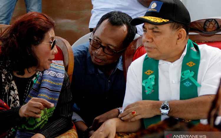 Frans Lebu Raya (kanan) saat menjabat sebagai Gubernur NTT mendampingi mantan Menteri KKP Susi Pudjiastuti saat melakukan kunjungan di NTT