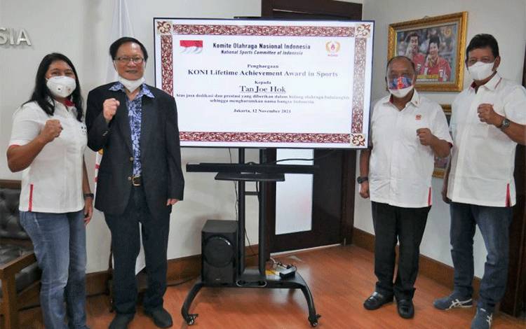 Legenda bulu tangkis nasional Tan Joe Hok dianugerahi Lifetime Achievement Award atau penghargaan seumur hidup dari KONI Pusat di Jakarta, Jumat (12/11/2021). (gerakita.com)