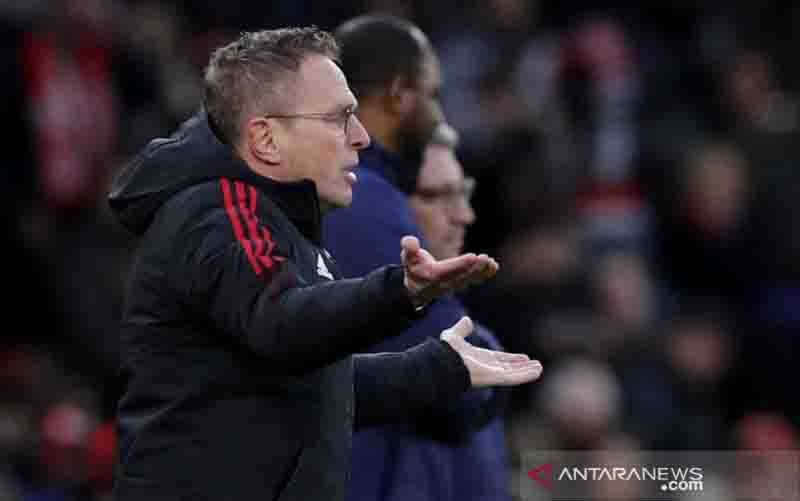 Pelatih interim Manchester United Ralf Rangnick saat mendampingi timnya menghadapi Crystal Palace dalam lanjutan Liga Inggris di Stadion Old Trafford, Manchester, Inggris, Minggu (5/12/2021). (foto : ANTARA/REUTERS/Phil Noble)