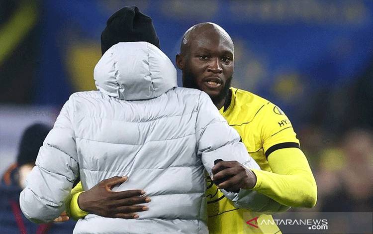 Penyerang Chelsea Romelu Lukaku (kanan) melakukan selebrasi bersama Thomas Tuchel seusai mengalahkan Aston Villa dalam laga Boxing Day Liga Inggris di Stadion Villa Park, Birmingham, Inggris, Minggu (26/12/2021) waktu setempat. (ANTARA/REUTERS/David Klein)