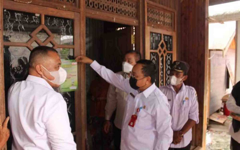 Pemasangan stiker program Lumbah Disdukcapil Kapuas di rumah warga Desa Bukit Batu, Kecamatan Mantangai.