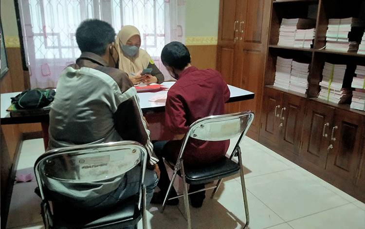 M Juanda alias Wanda tersangka kasus sabu saat diperiksa jaksa.