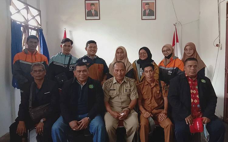 Camat Kapuas Kuala, Inop bersama para dosen dan mahasiswa STAI Kuala Kapuas seusai serah terima KKL.