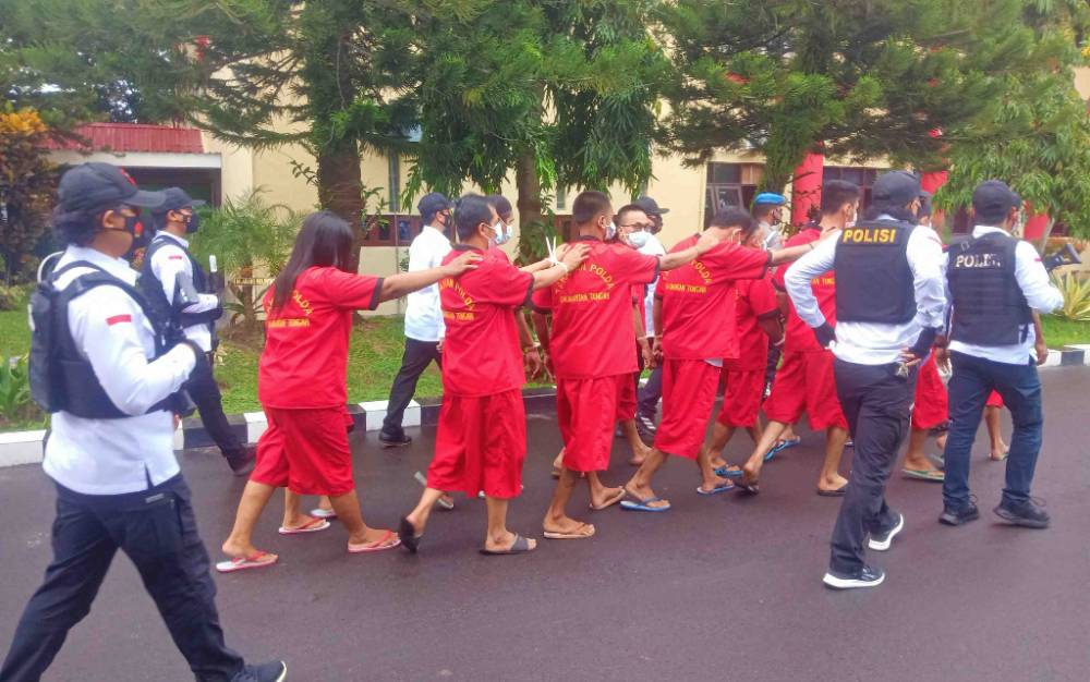 Polisi menggiring belasan tersangka penyalahgunaan narkoba.