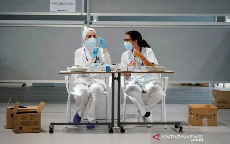 Arsip foto - Perawat menyiapkan jarum suntik untuk vaksin COVID-19 di Madrid, Spanyol, Juli 2021 (ANTARA/Reuters)