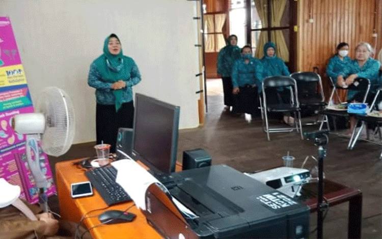 Purnikwati saat presentasi lomba, sebelum meraih juara II se-Kalteng.