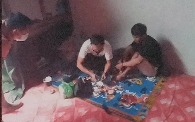 Difta Rizki tersangka kasus sabu saat diamankan petugas.