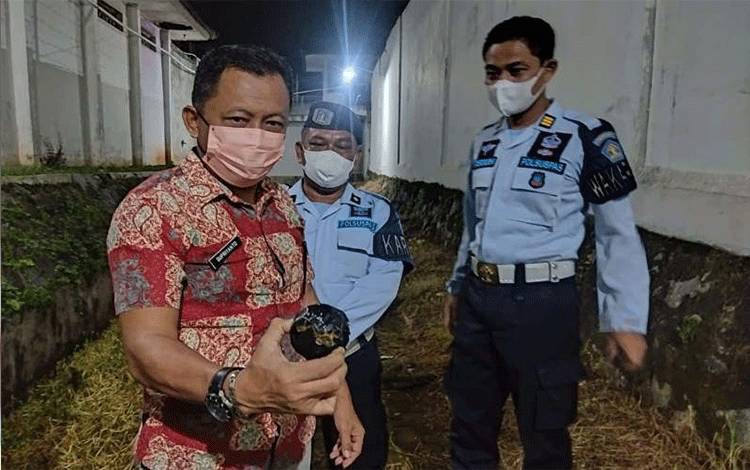 Petugas Lapas Semarang menunjukkan bola tenis berisi sabu-sabu yang dilempar dari luar tembok penjara pada Sabtu (1/1/2022) malam. (ANTARA/HO-Lapas Semarang)