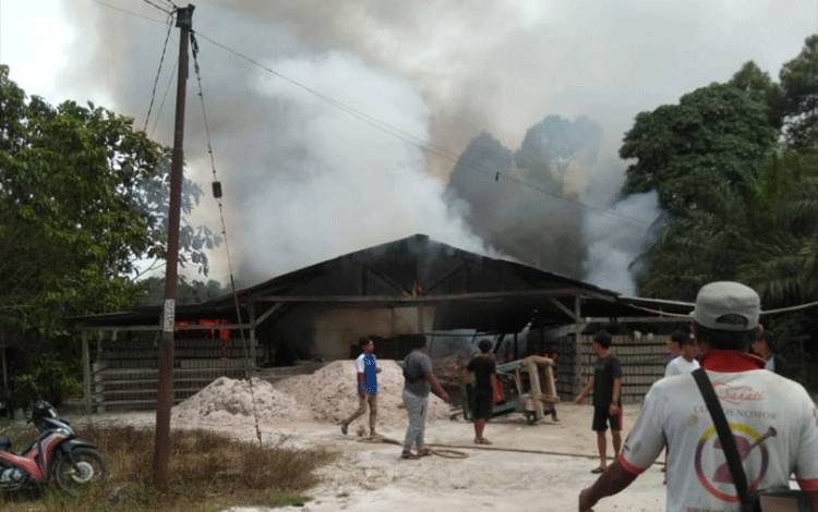 Sejumlah warga saat berada di depan bangunan pembuatan batako yang terbakar.