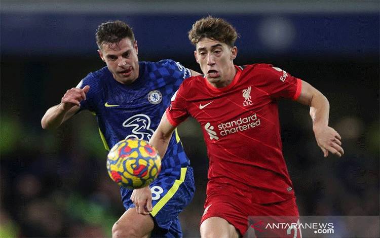 Bek sayap sekaligus kapten Chelsea Cesar Azpilicueta (kiri) adu cepat dengan bek kiri Liverpool Kostas Tsimikas kala mengejar bola dalam laga lanjutan Liga Inggris di Stadion Stamford Bridge, London, Inggris, Minggu (2/1/2022) waktu setempat. (ANTARA/REUTERS/ACTION IMAGES/Peter Cziborra)