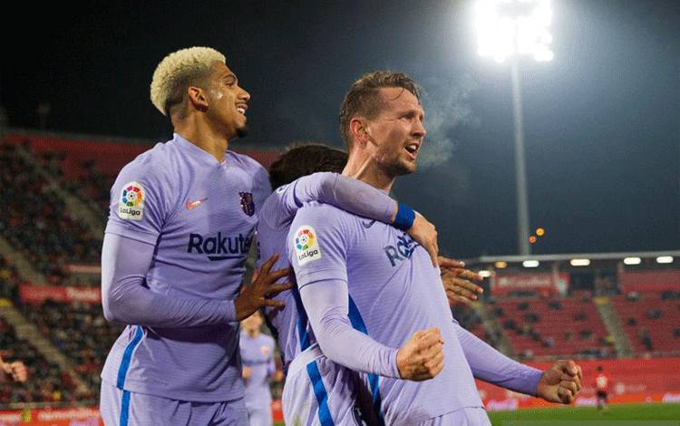 Penyerang Barcelona Luuk de Jong (kanan) melakukan selebrasi dengan rekan setimnya usai mencetak gol dalam pertandingan Liga Spanyol lawan Mallorca pada 2 Januari 2022. ANTARA/AFP/JAIME REINA