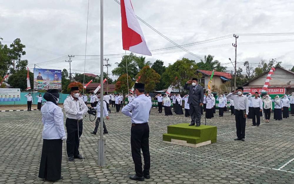 Upacara bendera peringatan Hari Amal Bakti ke-76 Kementerian Agama di Tamiang Layang, Senin, 3 Januari 2022.