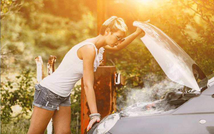 Ilustrasi mobil yang sedang dalam kondisi over heat karena air radiator bermasalah (ANTARA/Wrench)