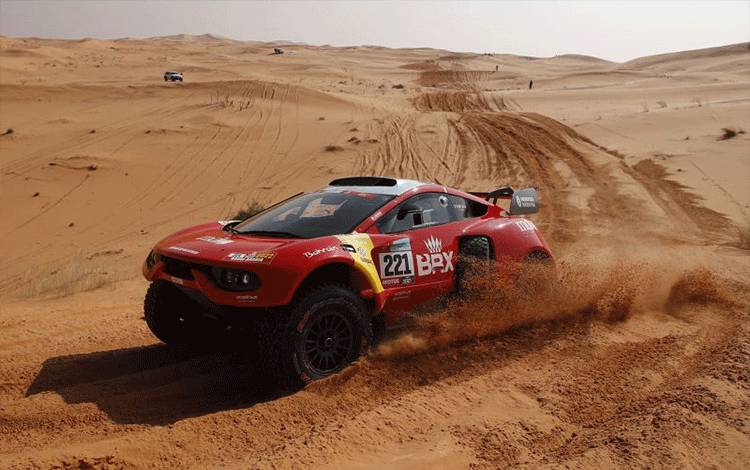 Pebalap tim BRX Orlando Terranova dan co-pilot Daniel Oliveras Carreras menjalani etape 3 Reli Dakar menempuh rute melingkar di Al Qaisumah, Arab Saudi. (4/1/2022) (ANTARA/REUTERS/HAMAD I MOHAMMED)