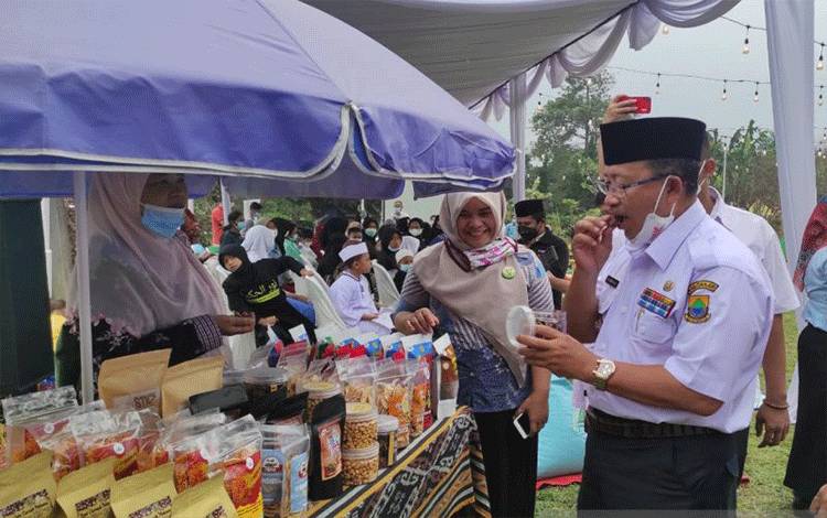 Bupati Cianjur, Jawa Barat, Herman Suherman, saat mencicipi penganan hasil produksi UMKM di Kecamatan Pacet-Cipanas.ANTARA POTO (Ahmad Fikri)