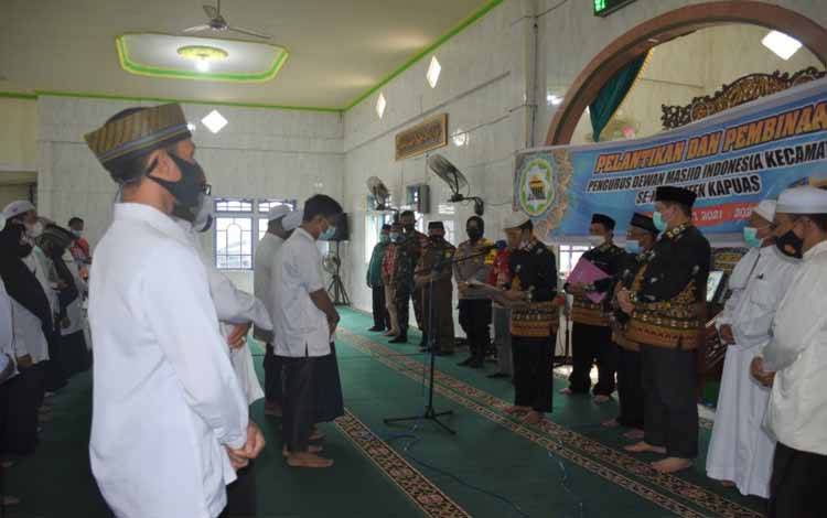 Ketua DMI Kapuas, Nafiah Ibnor melantik pengurus DMI dari empat kecamatan bertempat di Masjid Jami At-Taqwa Palingkau Lama