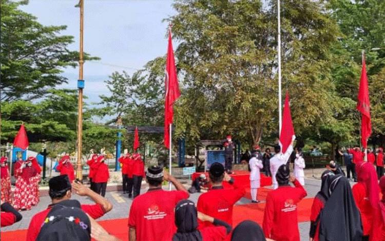 DPC PDIP Kotawaringin Barat gelar upacara bendera, dalam rangka memperingati HUT ke 49 PDI Perjuangan.