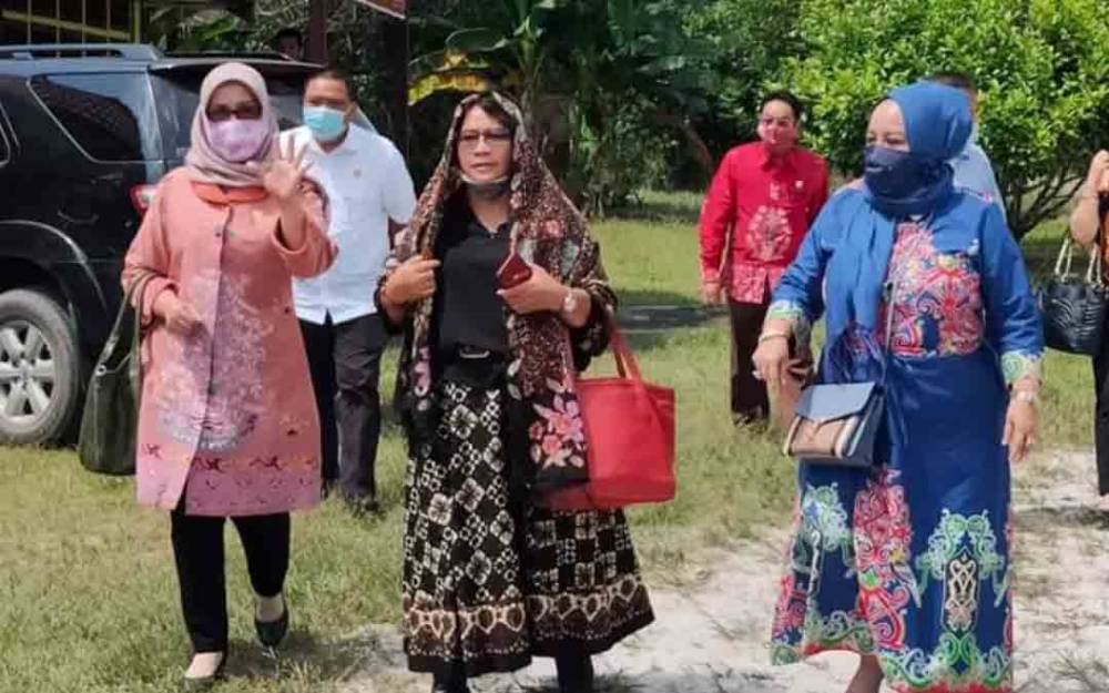 Sekretaris Komisi III DPRD Kalteng, Kuwu Senilawati bersama anggota lainnya saat melaksnakan reses.