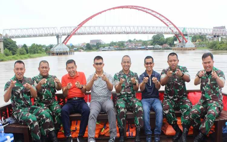 Rombongan TNI AD saat wisata susur Sungai Kahayan, Kota Palangka Raya