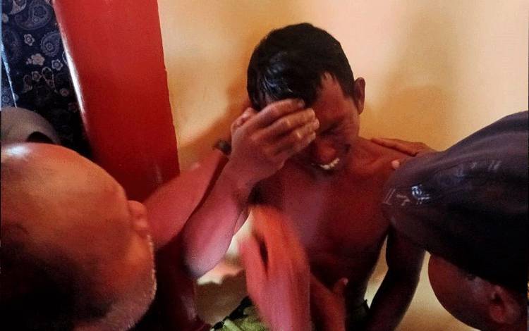 Tim SAR Gabungan berhasil mengevakuasi delapan penumpang beserta kru KM Tiga Bersaudara dalam kondisi selamat di sekitar Perairan pulau Tiga, sementara satu orang masih dinyatakan hilang karena awalnya menyelamatkan diri dengan sebuah perahu kecil ketika kapal tenggelam. (15/1/2022). ANTARA/dokumentasi Basarnas Ambon.