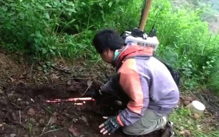 Petugas Pos Pengamatan Gunung Api Sindoro dan Sumbing mengecek alat pemantau Gunung Sumbing di Stasiun Cedokan, Desa legoksari, Kecamatan Tlogomulyo, Kabupaten Temanggung. ANTARA/HO-Pos Pengamatan Gunung Api Sindoro dan Sumbing