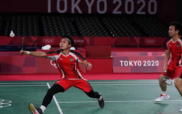Pebulu tangkis ganda putra Indonesia Mohammad Ahsan/Hendra Setiawan mengembalikan kok ke arah ganda putra Malaysia Aaron Chia/Soh Wooi Yik dalam pertandingan perebutan medali perunggu Olimpiade Tokyo 2020 di Musashino Forest Sport Plaza, Tokyo, Jepang, Sabtu (31/7/2021)