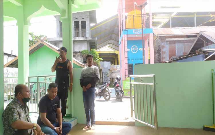 Sejumlah pedagang Pasar Mangkikit menemui pengurus pasar mereka menanyakan nasib mereka yang sudah terlanjur setor uang kepada pihak ketiga pembangunan pasar itu