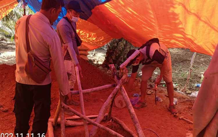 Anggota Polsek Aruta saat melakukan penggerebekan tambang illegal