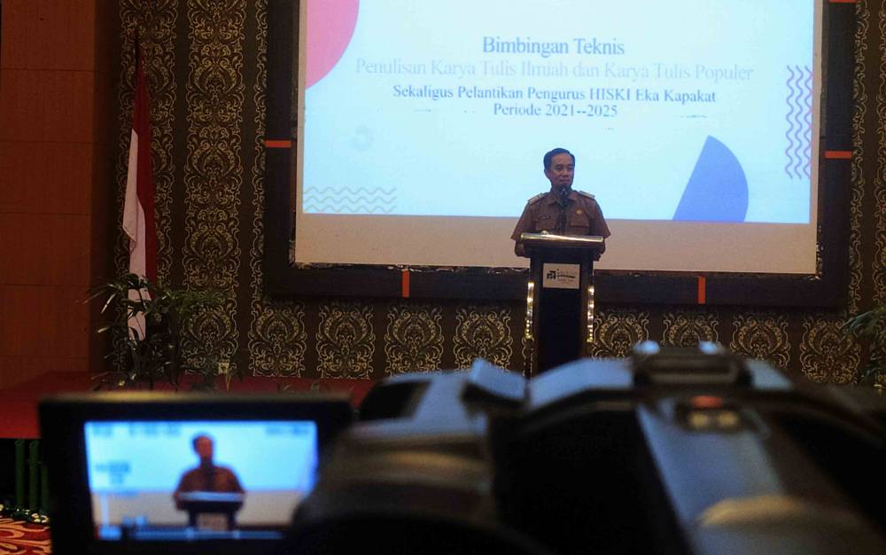 Plt Kepala Dinas Pendidikan Kalimantan Tengah, Ahmad Syaifudi saat memberikan sambutan dalam bimbingan teknis penulisan karya tulis dan karya tulis populer oleh Balai Bahasa Kalteng, di Sampit, Kotawaringin Timur.?
