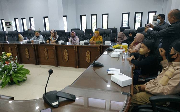 Perwakilan pedagang eks pasar Pendopo yang terbakar saat mendatangi dan mengikuti rapat dengar pendapat terkait penempatan lapak di pasar pendopo yang baru, di DPRD Barito Utara, Selasa 18 Januari 2022.