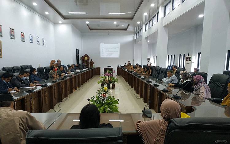 Wakil Ketua I DPRD barito Utara, Permana Setiawan memimpin Rapat dengar Pendapat (RDP) mengenai penempatan pedagang di Pasar Pendopo, Muara Teweh, Selasa, 18 Januari 2022.