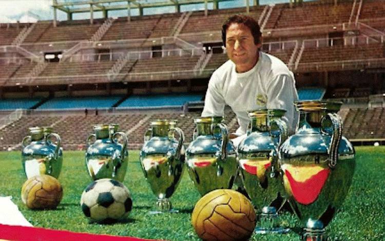 Francisco Paco Gento berfoto dengan enam trofi Piala Eropa, yang sekarang bernama Liga Champions. (as.com)