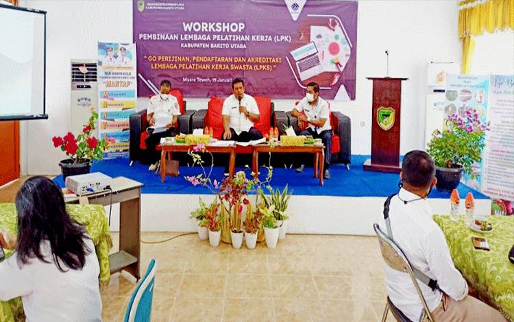 Kepala Dinas Nakertranskop dan UKM Barito Utara M Mastur saat menyampaikan materi pada pelaksanaan workshop pembinaan Lembaga Pelatihan Kerja (LPK).