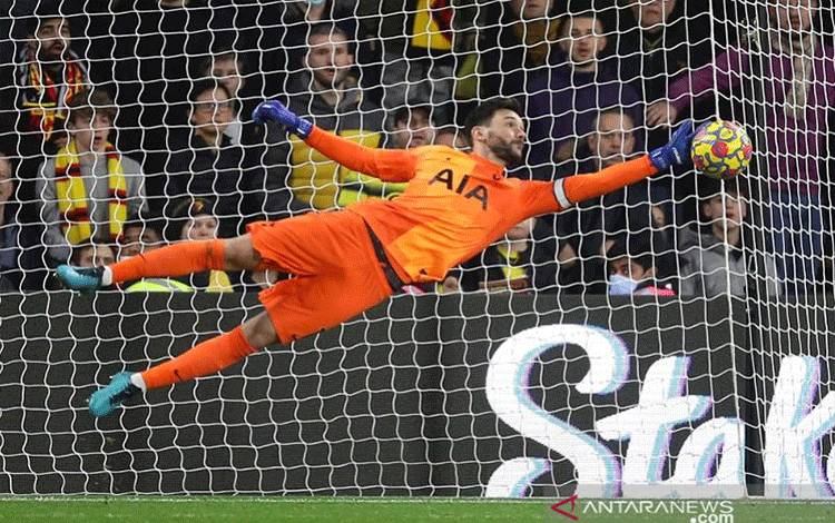 Kiper sekaligus kapten Tottenham Hotspur Hugo Lloris melakukan penyelamatan dalam pertandingan Liga Inggris melawan Watford di Stadion Vicarage Road, Watford, Inggris, Sabtu (1/1/2022). (ANTARA/REUTERS/David Klein)