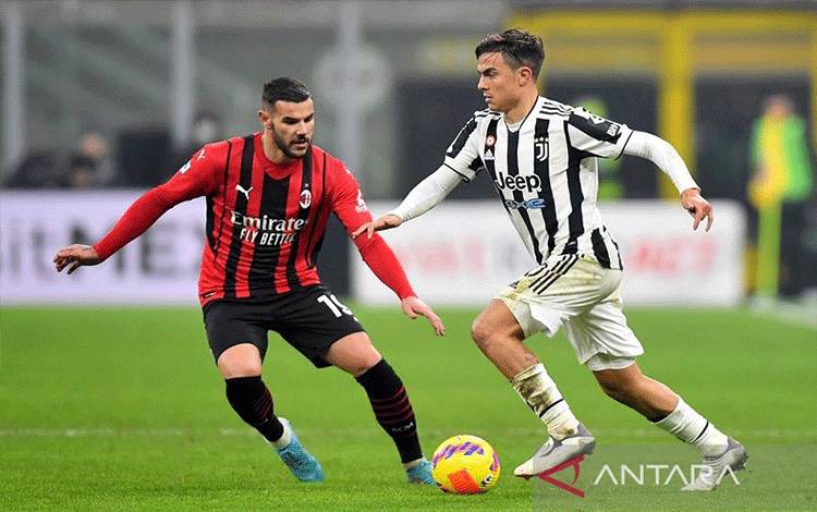 Bek sayap AC Milan Theo Hernandez (kiri) mengawal pergerakan penyerang Juventus Paulo Dybala yang mengendalikan bola dalam laga lanjutan Liga Italia di Stadion San Siro, Milan, Italia, Minggu (23/1/2022) waktu sete,pat. ANTARA/REUTERS/Daniele Mascolo