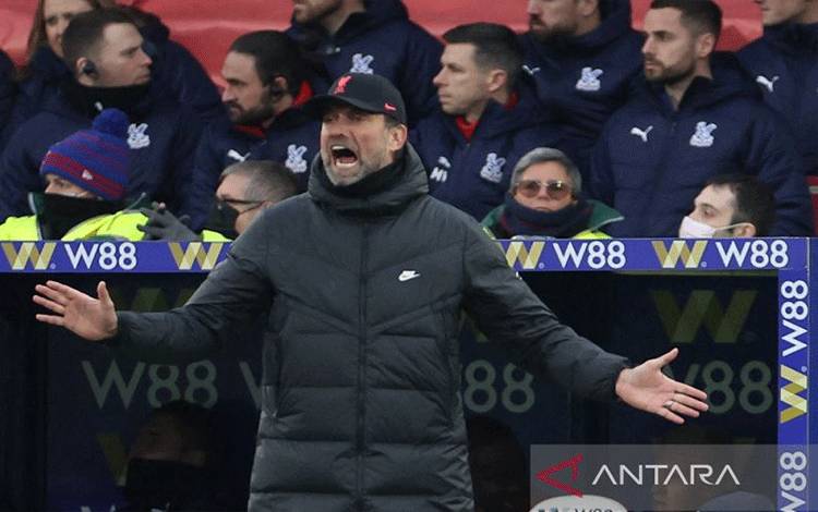 Ekspresi manajer Liverpool Juergen Klopp saat mendampingi timnya menghadapi Crystal Palace dalam laga lanjutan Liga Inggris di Stadion Selhurst Park, London, Inggris, Minggu (23/1/2022). (ANTARA/REUTERS/Hannah McKay)