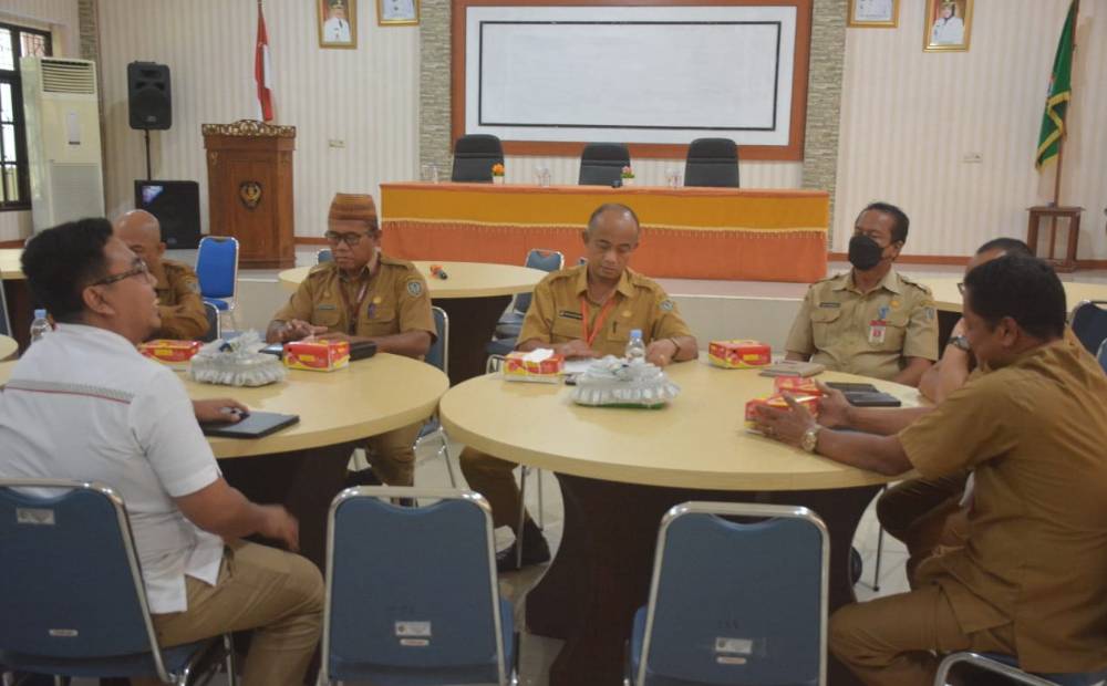 Sekda Seruyan memimpin rapat membahas pengelolaan interkoneksi internet