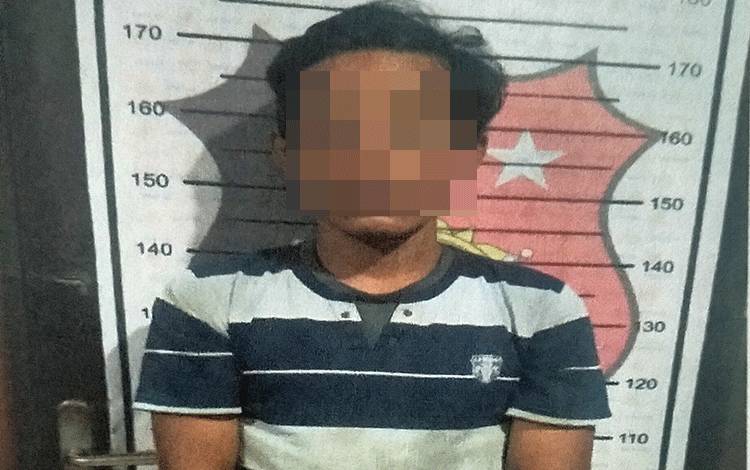 Selamet (29) tersangka kasus pencurian ponsel.