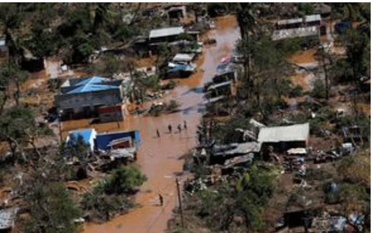 Arsip - Warga yang terkena dampak Topan Idai berjalan di tanah banjir di distrik Buzi di luar Beira, Mozambik, 21 Maret 2019. ANTARA/REUTERS/Siphiwe Sibeko
