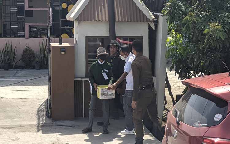 Dua orang anak di bawah umur saat diamankan anggota Satpol PP dan Dinas Sosial Kotim