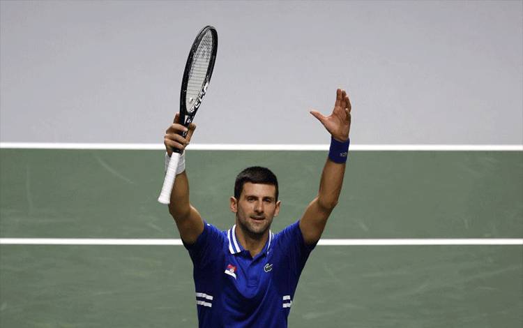 Petenis Serbia Novak Djokovic merayakan kemenangannya atas Marin Cilic dari Kroasia dalam semifinal Piala Davis Serbia vs Kroasia di La Caja Magica, Madrid, Spanyol pada 3 Desember 2021. (ANTARA/REUTERS/Susana Vera)