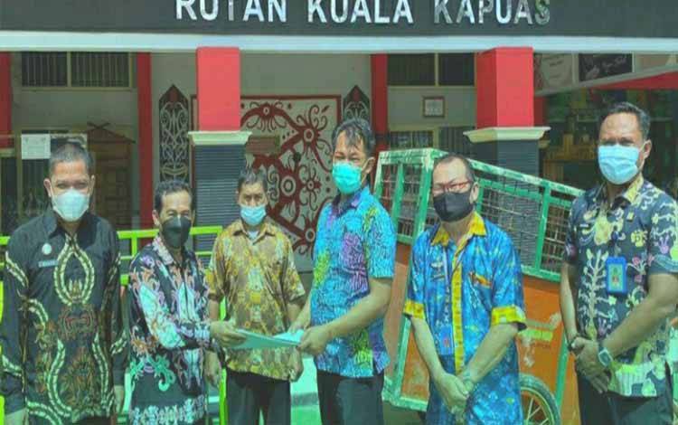 Penyerahan bantuan bak sampah pilah dan gerobak sampah untuk Rutan Kuala Kapuas